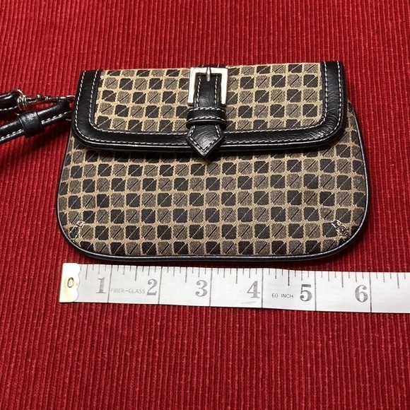 Patterned small wristlet. - Picture 4 of 9